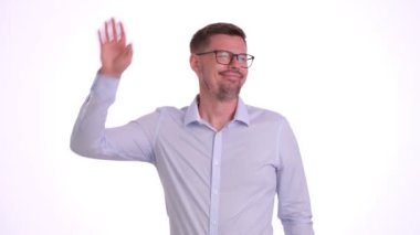 Ofis çalışanı araya giren kişinin gülüşüne inanmıyor. Genç adam güvensizlik jestleri yapar. Saçma sapan sorular sorar yoldaşının sözlerini.