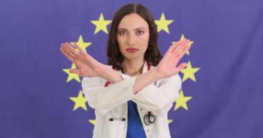 Bayan doktor eu Flag 4k filminin arka planında dur işareti gösteriyor. Avrupa konseptinde tıp sorunları