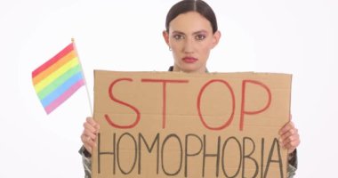 Kararlı ve kararlı bir kadın asker. Askeri teçhizatı tam donanımlı. Gerçek bir güç ve amaç.