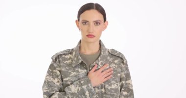 Dengeli ve kendinden emin bir kadın asker gururla selamlıyor kendini adamış ve askeri üniformasını giyiyor.
