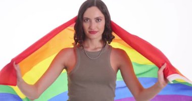Kendinden emin bir birey gururla LGBTQ gurur ve yetkilendirmesini simgeleyen bir gökkuşağı bayrağı sergiliyor.