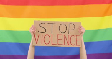 Şiddete canlı bir LGBTQ bağlamında son verilmesini savunan güçlü bir mesaj