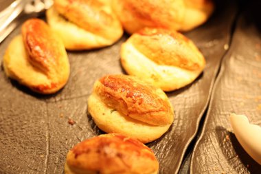 Lezzetli altın hamur işleri her türlü mutfak koleksiyonu ya da fırın vitrini için mükemmeldir..