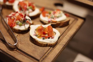 Taze malzemelerle süslenmiş leziz crostini 'nin tadını çıkarın. Aperatifler için ideal.