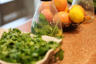 Canlı, taze otlar ve renkli meyveler mutfak tezgahında güzel bir şekilde sergileniyor. Mutfak yaratıcılığı için ilham verici.