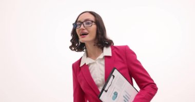 En iyi arkadaşına merhaba demek için gözlüklü genç bir iş kadını. Kadın girişimci, elinde grafiklerle pano tutan meslektaşlarını selamladı