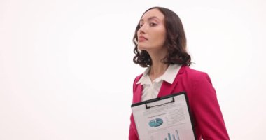 Kırmızı elbiseli meraklı iş kadını dikkatle dedikoduları dinler. Kadın işçi, meslektaşları hakkında ilgi çekici bilgiler içeren çevreyi tarıyor.
