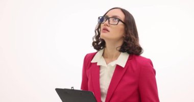 İş kadını, etrafa dikkatlice bakan belgeleri elinde tutuyor. Panoya sahip kadın girişimci, ağır çekimde iş görüşmesi beklentisini dile getirdi