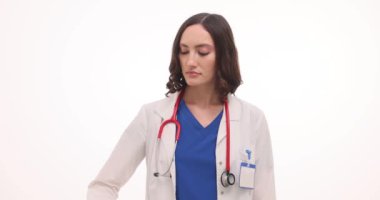 Genç kadın doktor, Dünya AIDS Günü 'nü gösteren kırmızı kurdele tutuyor. Steteskoplu kadın doktor, HIV farkındalığının insanlar için önemini vurguladı