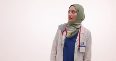 Başörtülü kadın doktor büyük bir sürprizle konuşmalara kulak misafiri olmuş. Müslüman kadın gizli diyalogları dinlemek için kulak kabartıyor. Bilgiyi endişeyle analiz ediyor.