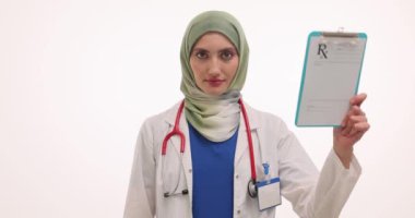 Mutlu kadın Müslüman doktor reçeteli ilaç kullanıyor ve kapsüller su topladı. Genç tesettür uzmanı tedavinin yavaş çekim anlamına geldiğini gösteriyor