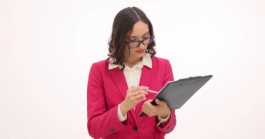 Genç bir kadın sözleşmeyi dikkatle okur ve müvekkiline belge imzalamayı teklif eder. Gözlüklü kadın işçi, yavaş çekim onayı için kalem uzatıyor.