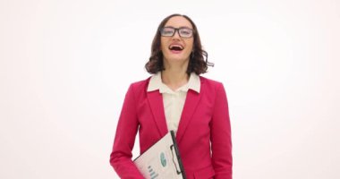 Panosu olan genç bir iş kadını muzaffer jestler yapıyor. Esmer kadın girişimci beyaz arka planda yumruğunu gösteren iş başarılarını kutluyor