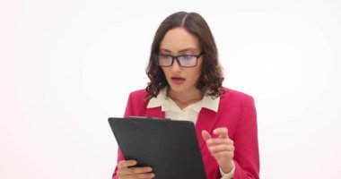 Esmer iş kadını şok olduğunu belirten belgeleri okuyor. Genç bayan girişimci, profesyonel çevrede yavaş çekimde endişe belirtileri gösteriyor.