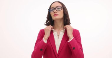 Esmer iş kadını, kendine güveni yansıtan kıyafetlerini ayarlar. Kadın girişimci profesyonelliğini ifade eden önemli kurul toplantısına hazırlanıyor