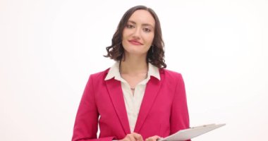 Panosu olan bir iş kadını iyi niyet göstergesi gösteriyor. Kadın girişimci, başlangıç projesinin yavaş çekimde onaylanmasını belirten pozitiflik yayıyor