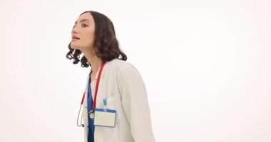 Kadın doktor, beyaz arka plandaki dedikoduların detaylarını öğrenmek için kıt kanaat konuşuyor. Doktor, meslektaşlarının fısıldadığı konuşmaları duymaya çalışıyor.