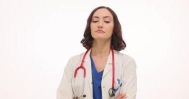 Çekici kadın doktor, beyaz arka planda iltifatlar duyunca hafifçe kızarıyor. Esmer hekim içten bir iltifat alırken gülümsüyor ağır çekimde