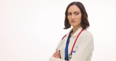 Genç kadın doktor gözyaşlarını beyaz arka plandaki yumuşak dokularla siler. Hüsrana uğramış esmer doktor gözyaşlarının yavaş akışını durdurmaya çalışıyor.