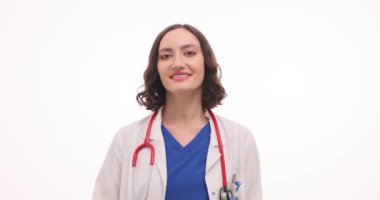 Kadın doktor gülümsüyor ve formlarını dolduruyor. Gülümseyen esmer doktor sonuçlara olan güvenini yavaş çekimde dile getiriyor