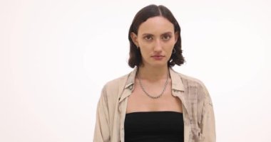 Üzgün genç bir kadın beyaz tahtaya 