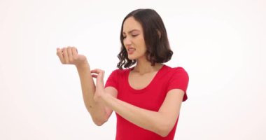 Genç bir kadın tahriş yüzünden kol derisini tırmalıyor. Esmer saçlı kadın, yeni cilt ürününe karşı alerjik reaksiyon belirtileri gösteriyor.