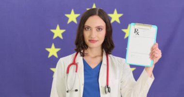Kadın doktor, Avrupa Birliği bayrağına karşı reçeteli kenevir yaprağı gösteriyor. Kadın doktor tıbbi esrar kullanımını savunuyor