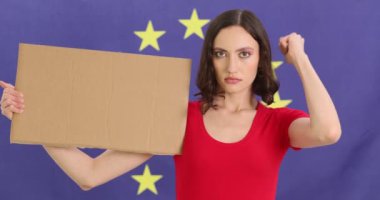 Kadın, Avrupa Birliği bayrağı altında özgürlüğe destek vermek için protesto eylemlerinde boş tabela tutuyor. Siyasi değişim ve insan hakları için kadın kavgaları