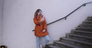 Adam sokakta selfie çekerken kadınlardan cep telefonu çalıyor. Hırsızlık ve hırsızlık kavramı