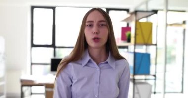 Genç bir kadın, meslektaşına hayal kırıklığını ifade ederek sesini yükseltiyor. İş kadını, ofisteki tamamlanmamış sunumla ilgili hayal kırıklığını dile getirdi