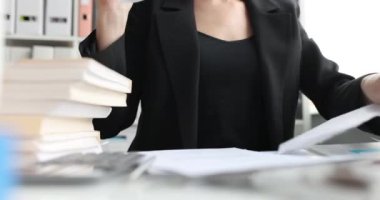 İş kadını iş yerinde kâğıtları kelime yaptırımlarıyla yırtıyor. Kadın çalışan, iş büyümesini etkileyen politikalara karşı direnç gösteriyor