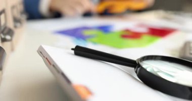 Takım elbiseli beyefendi yapbozun parçalarını rengarenk kareye koyar. İşadamı şirketin amblemini gösteriyor. Takım bütünlüğü kavramı