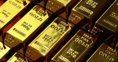 Bankada düzgün sıralanmış altın külçeler. Yüzeylerde yazılı yazı bulunan parlak altın külçeler doğal malzemelerin kalitesini sembolize eder