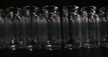 Siyah arka planda kozmetik ürünler için saydam cam kavanozlar. Sıvı krem ve güzellik yağı depolamak için özel cam eşyalar.