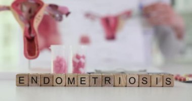Tahta bloklardaki kelime endometriyozisi bulanık doktorlara rahim görüntüsü veriyor. Dişi üreme sistemi hastalığı tanısı ve tedavisi