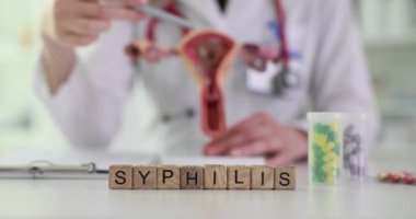 Tahta bloklarda frenginin adı klinikte rahmi tutan doktora karşı. Kadın jinekolog kirlenme sürecini açıklıyor