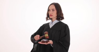 Esmer kadın yargıç tokmak kapanış davasını kapattı. Genç kadın sulh hakimi mahkeme salonundaki kararını açıkladı.