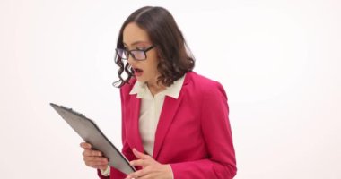 İş kadını raporu okuyor ve beyaz arka planda şok dalgası hissediyor. Şaşırtıcı kadın çalışan şok edici istatistikleri tekrar okuyor ve facepalm 'i yavaş çekimde yapıyor.