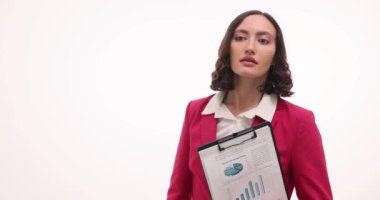 İş kadını beyaz arka plandaki gizli detayları ortaya çıkarmak için büyüteç kullanıyor. Kadın, yavaş çekimde gizli bilgileri ortaya çıkarmaya çalışır