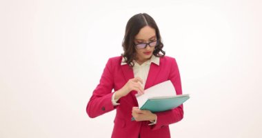 Gözlüklü bir iş kadını, beyaz arka planda klasöre koyduğu evrakları kontrol ediyor. Konsantre kadın girişimci resmi kıyafet denetimi kağıtları
