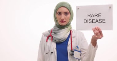 Müslüman kadın doktor, üzerinde 