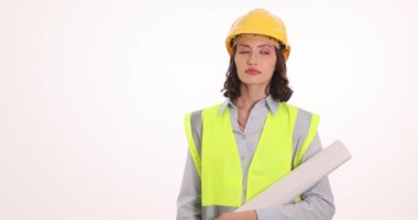 Kâğıt rulo çizen genç kadın mühendis ampulü kaldırıyor. Kadın profesyonel, meslektaşlarına projeyle ilgili yaratıcı bir fikir önerdi