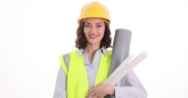 Kadın mühendis, elinde kağıt rulo ve plastik pipo tutarak iyi bir hareket gösteriyor. Sert şapkalı kadın profesyonel başarılı tasarım planını onayladı
