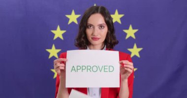 Mutlu kadının elinde Schengen Visa ve Avrupa Birliği bayrağına karşı onaylanmış kelimelerle kart var. Genç bayan Avrupa 'yı gezmeye hazırlanıyor.