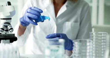 İyi hazırlanmış bir laboratuarda, profesyonel bir bilim adamı özenle hassas bir pipet kullanarak deneyler yapar.