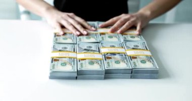 Finansal başarı ve fırsatları temsil eden organize nakit destelerinin görsel olarak çarpıcı bir gösterisi.