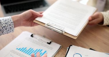 Üretken bir toplantıda, profesyoneller gerekli belgeleri değiş tokuş edip önemli verileri ayrıntılı bir şekilde tartışırlar.