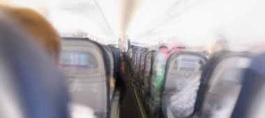 Uçağın rahat yolcu kabini, dikiz açısı, yanıp sönüyor. Uçma korkusu, hava fobisi. Uçak kazası, bulanık bilinç, bulanık...