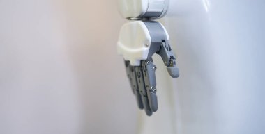 Beyaz arka planda parmakları olan robot el, yakın plan. Sanayi manipülatörü, sensör, esnek simülatör