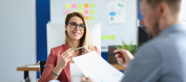 Neşeli iyimser kadın portresi meslektaşının raporunu dinle, takım elbiseli bir ofis çalışanı. Kadın patron işçisiyle gurur duyuyor. İş, kariyer, strateji kavramı